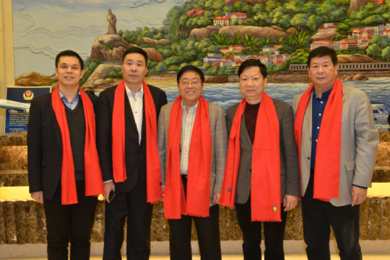 仟億達(dá)集團(tuán)董事長鄭兩斌（左一）、陜西廈門商會會長陳信雄（左二）、與廈門市人原副主任汪興裕（正中）、廈門駐京辦主任王飛（右二）廈門企業(yè)商會會長蔣清林（右一）