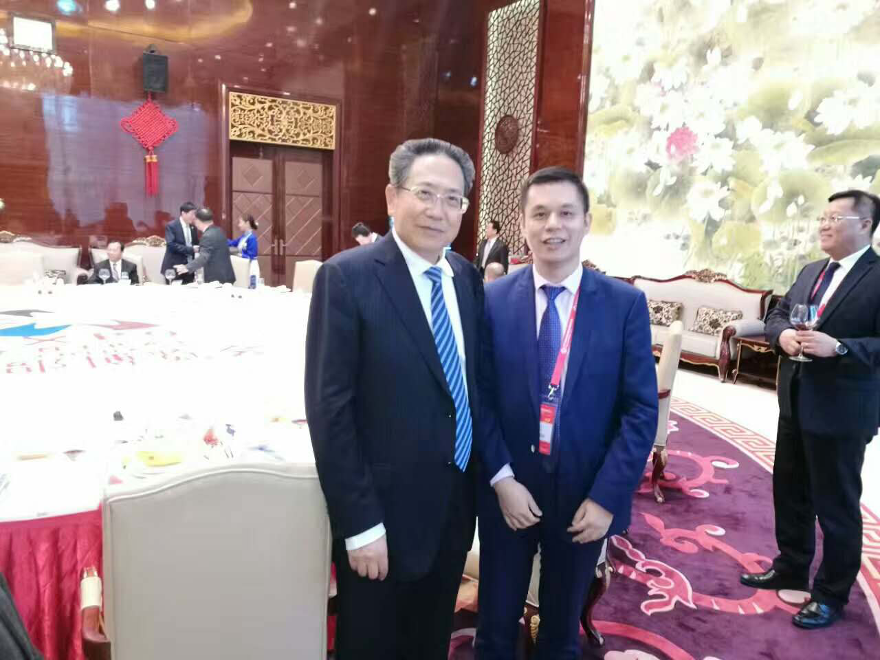 安徽省委書記、省人常委會(huì)主任李錦斌（左）仟億達(dá)集團(tuán)董事長鄭兩斌（右）與合影留念