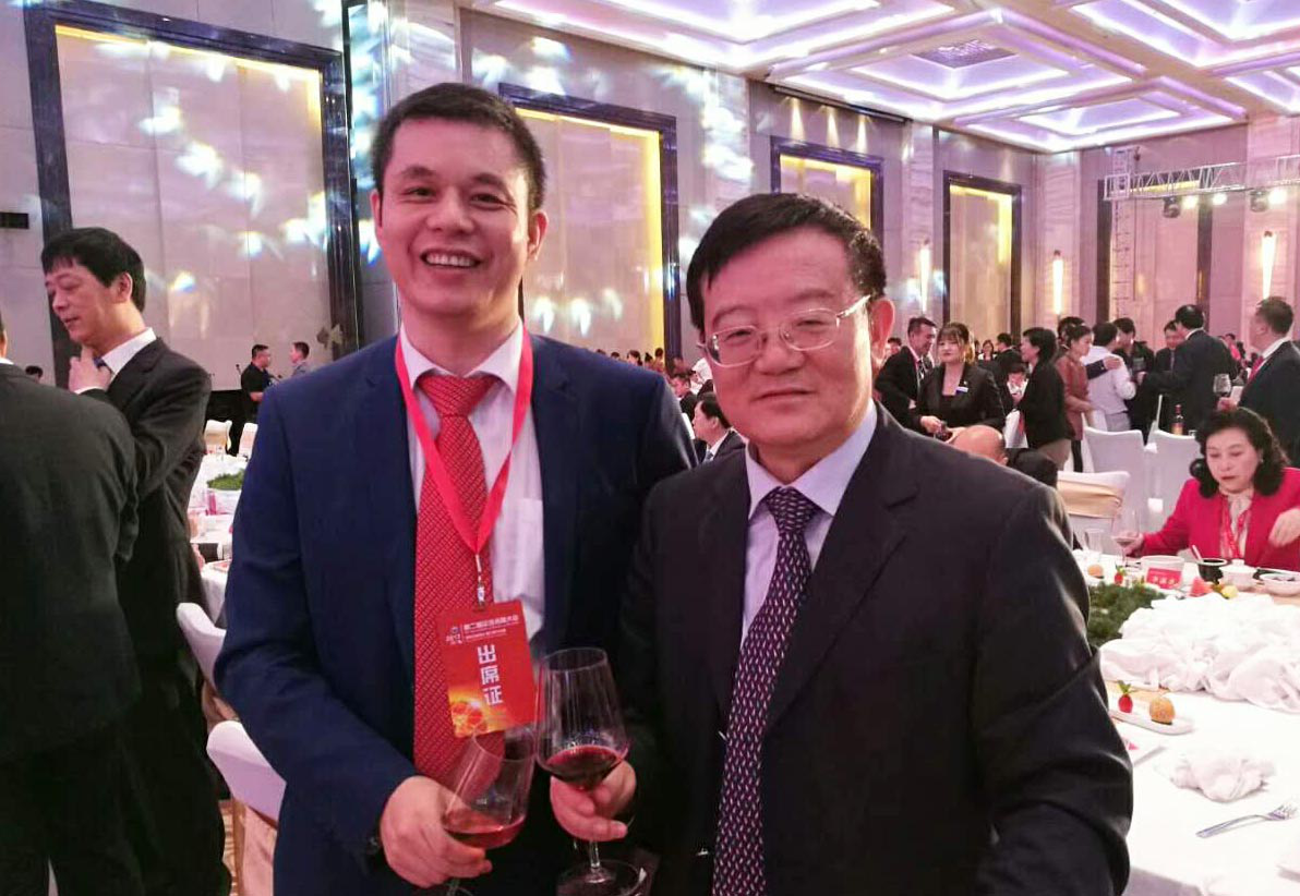 全國工商聯(lián)黨組書記、常務(wù)副主席徐樂江（右）與仟億達集團董事長鄭兩斌（左）
