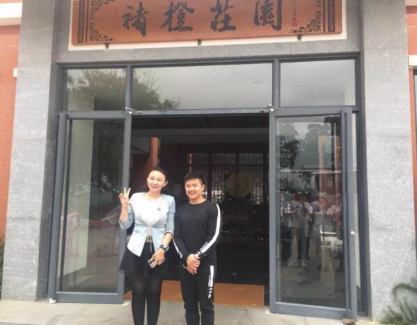 仟億達(dá)集團總裁(左)與型動體育始人、奧運陳一冰(右)